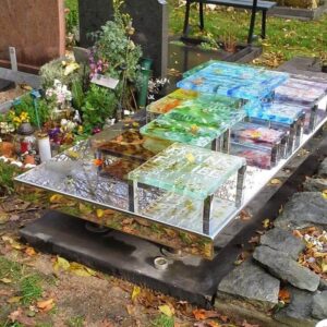 Artistiek Gedenkteken met gekleurde blokken glas en RVS voor partner