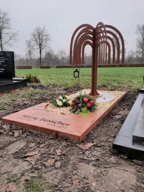 bijzonder grafmonument cortenstaal boom