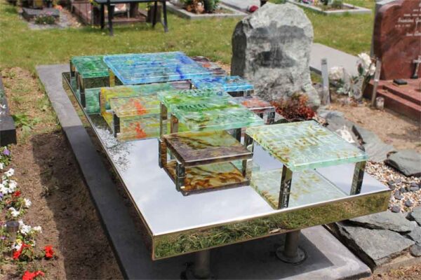 Modern – Grafmonument met gekleurde blokken glas en RVS voor partner