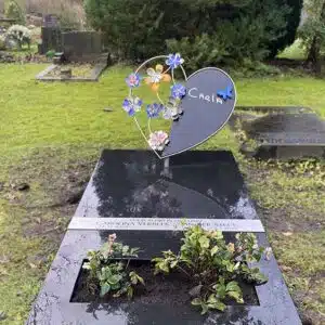 bijzondere grafsteen met hart en bloemen van rvs