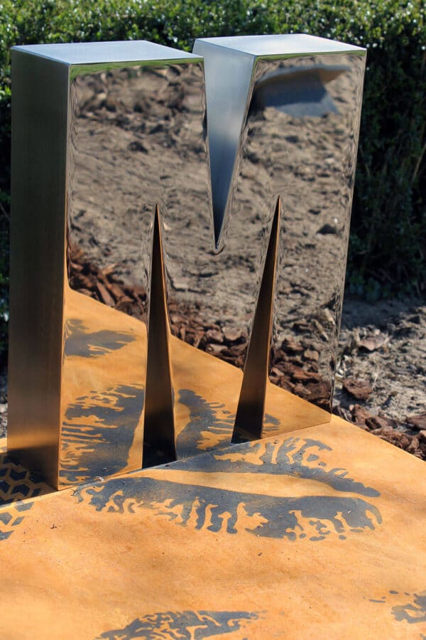 kindergrafmonument grafkunst met RVS en cortenstaal