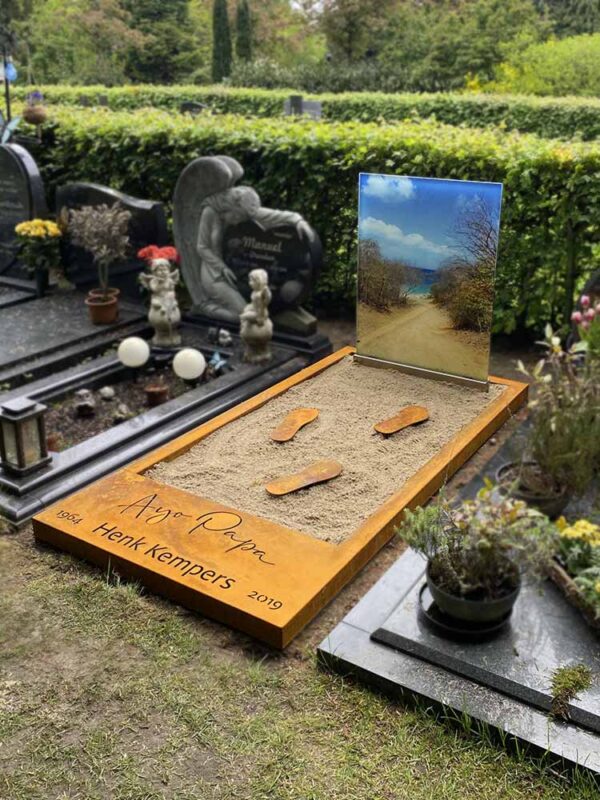 cortenstalen grafzerk met grafsteen van glas