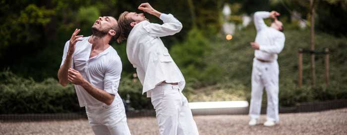 dansers op begraafplaats
