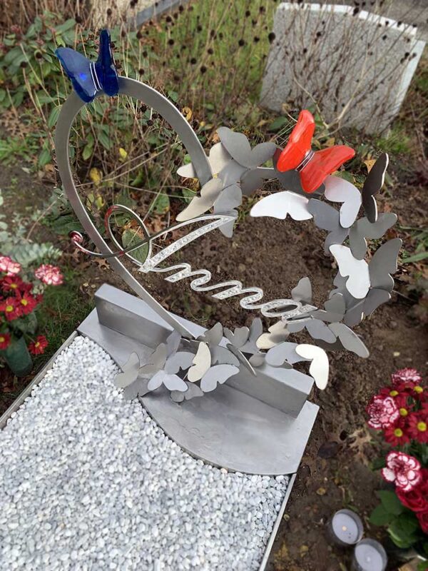detail grafmonument hart met vlinders