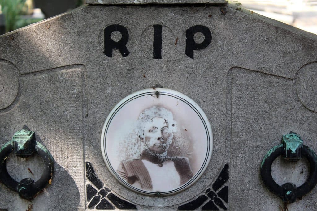 foto van oude grafsteen met foto op begraafplaats in Amsterdam