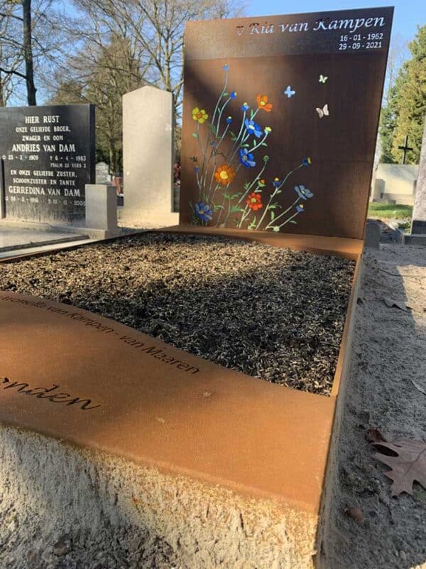 gedenkteken corten gekleurd glas