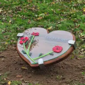 gedenkteken glazen hart met rode klaprozen