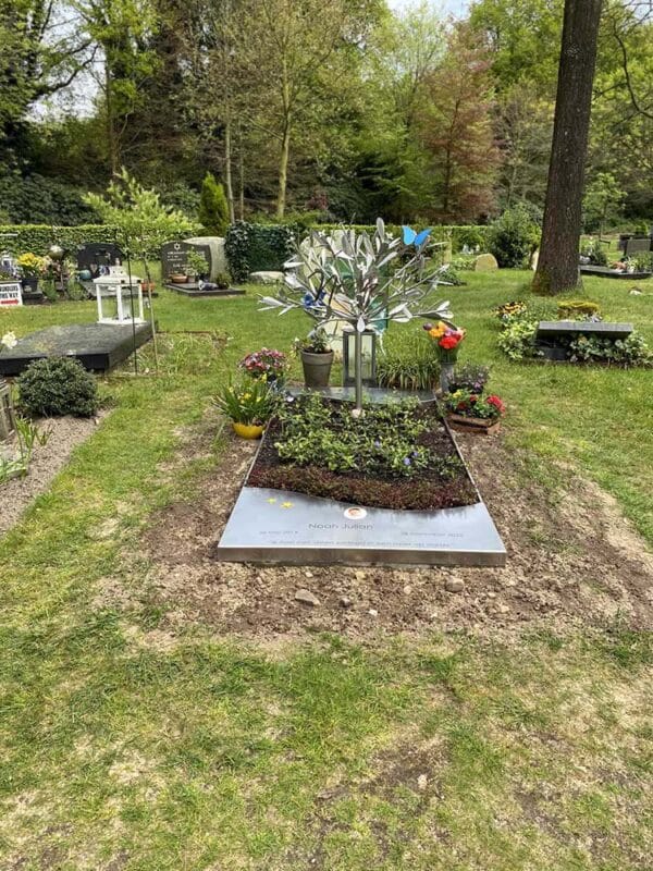 gedenkteken jongen met boompje en vlinder
