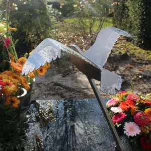 urnengraf met vogel rvs grafkunst