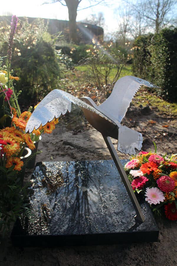 urnengraf met vogel rvs grafkunst