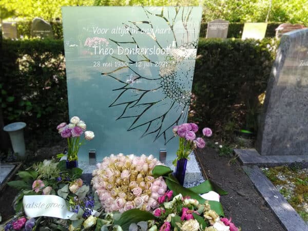 Bijzondere grafsteen van glas met zonnebloem