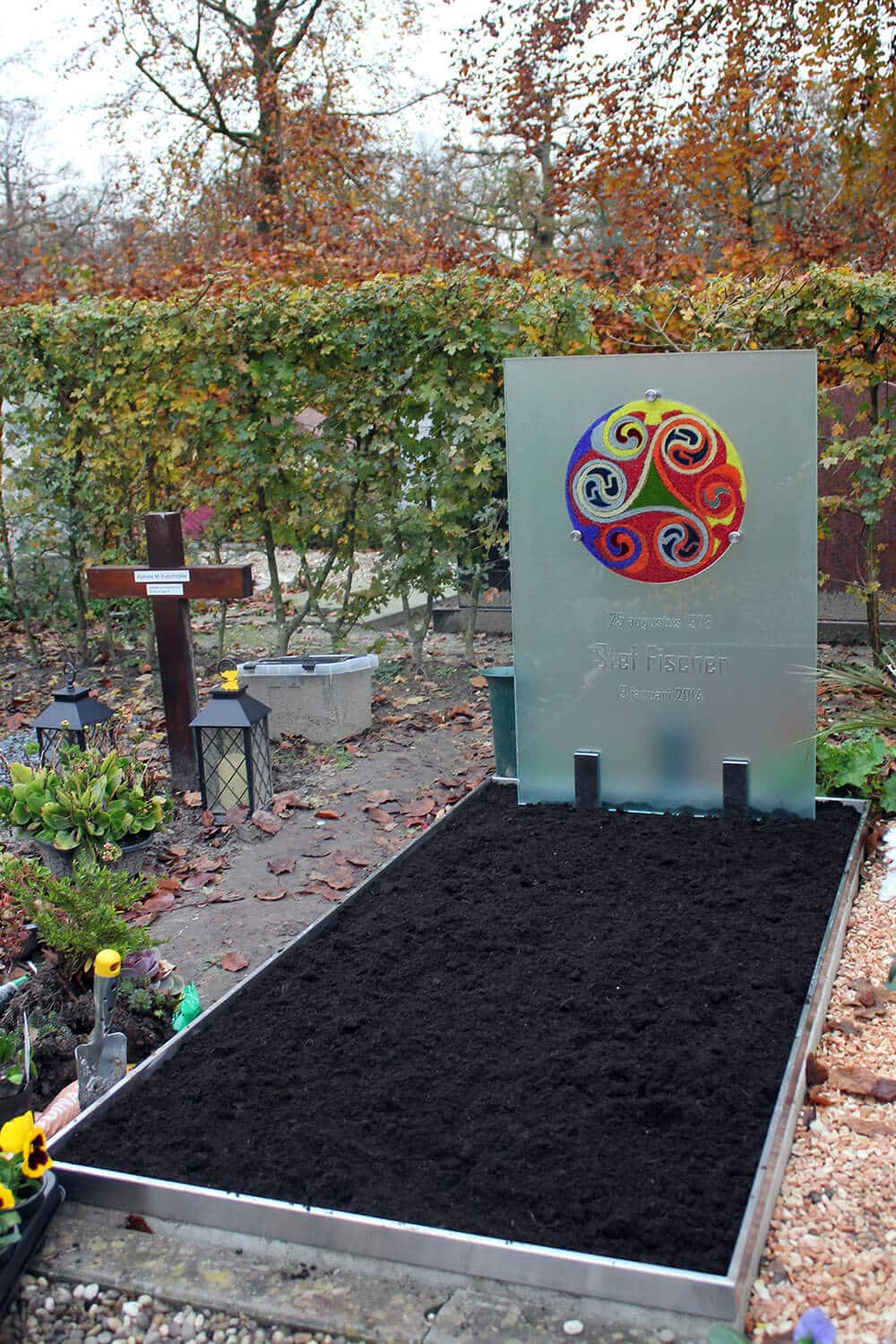 bijzondere glazen grafsteen voor zoon