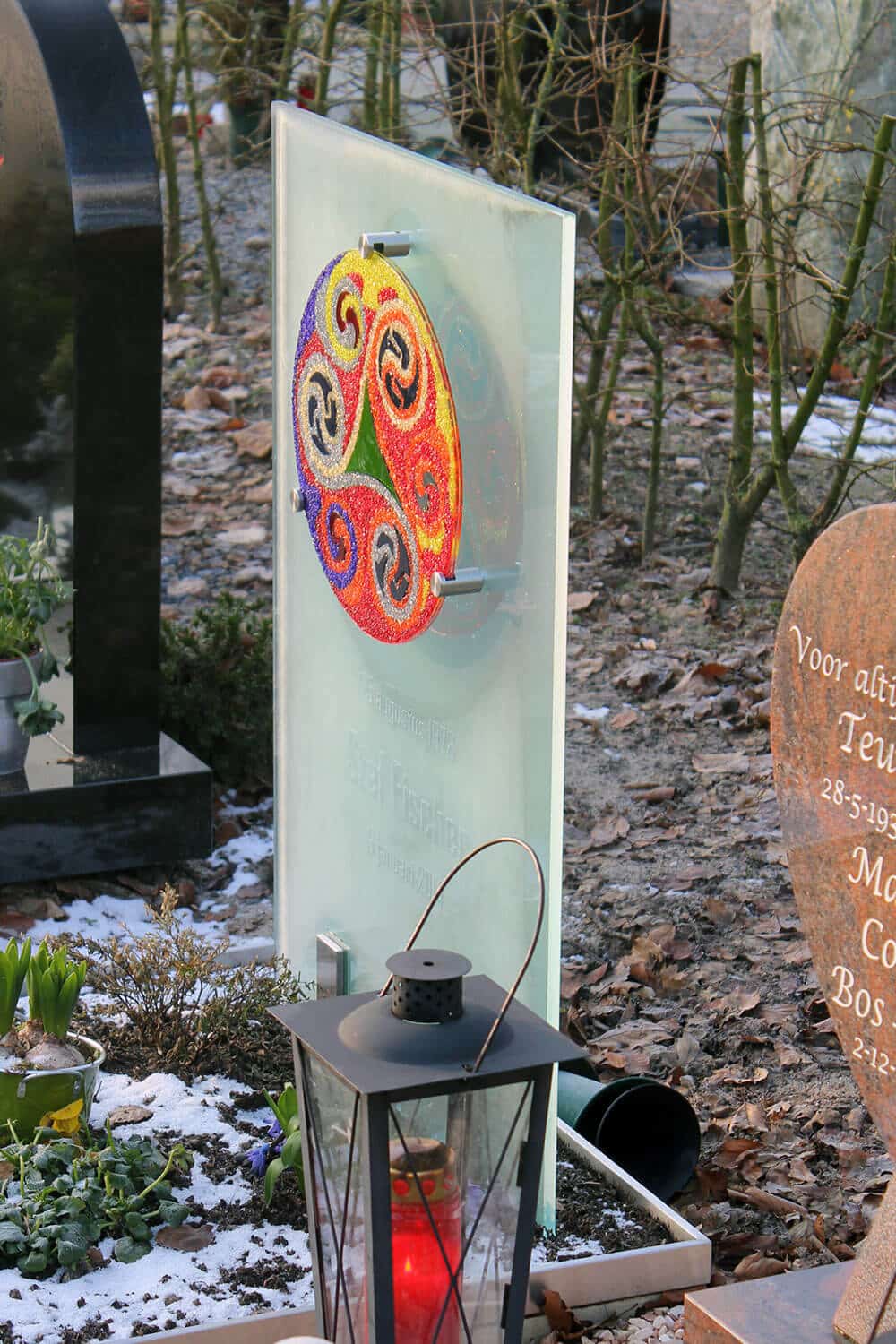 bijzonder glazen grafmonument van glas voor jongeman