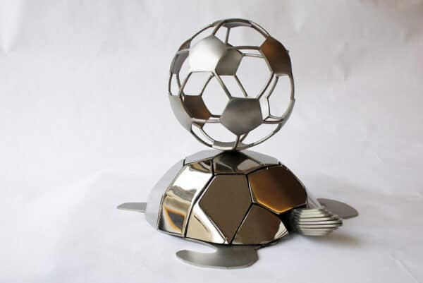 grafaccessoire - schildpadje van RVS met voetbal