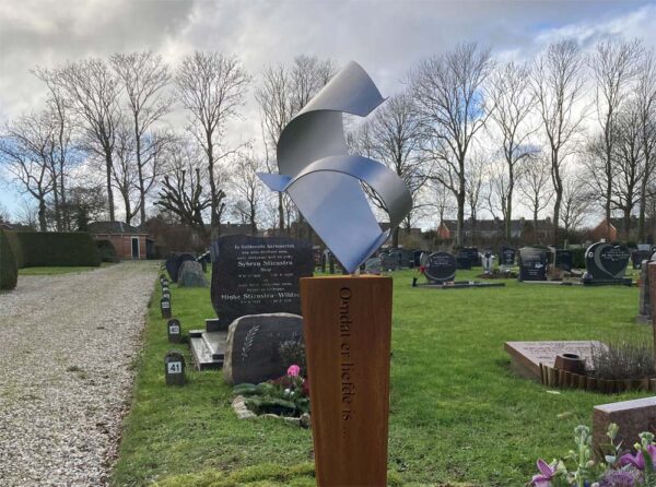 grafkunst artistiek gedenkteken RVS jonge vrouw