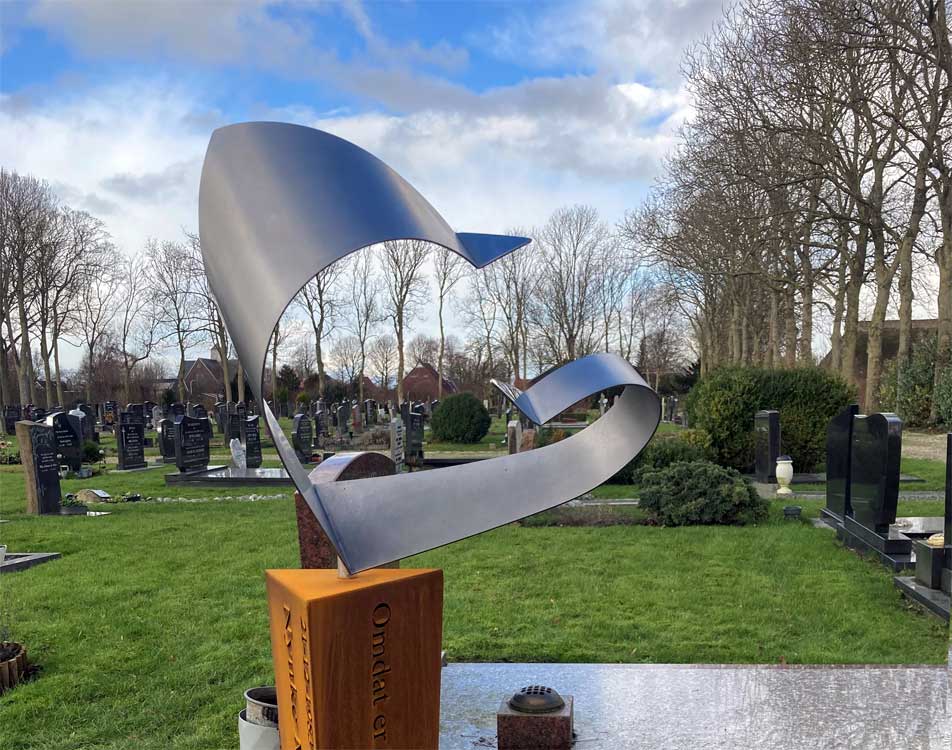 RVS grafkunst modern gedenkteken RVS jonge vrouw
