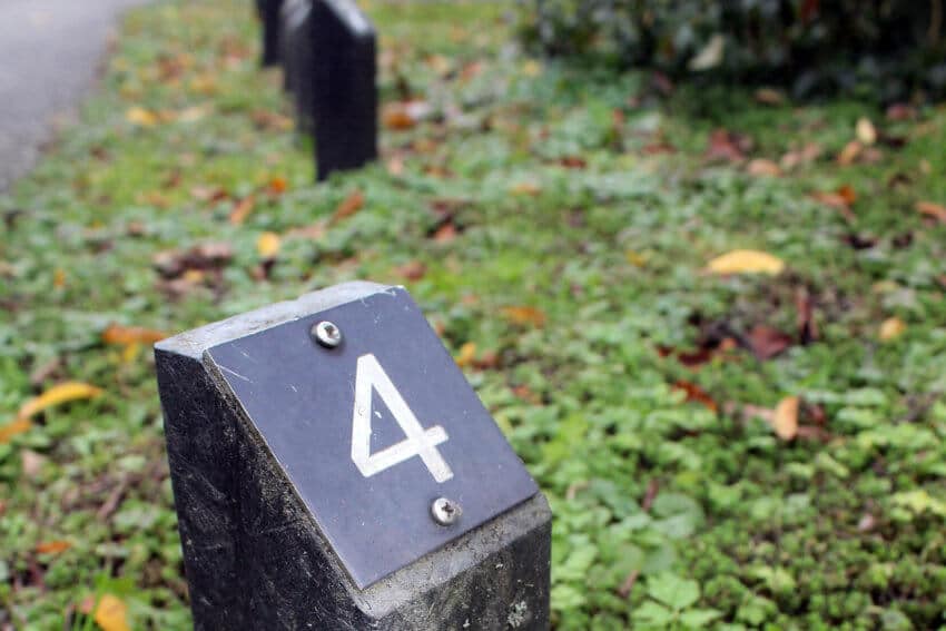 lege graven - paaltjes op een graf