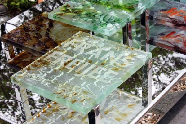 Detail modern – glazen Grafmonument met gekleurde blokken glas voor partner