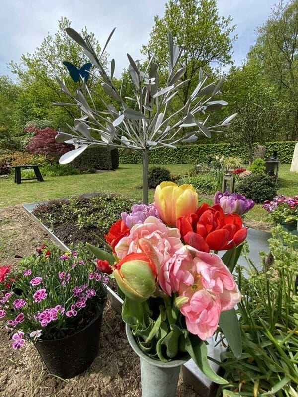 grafmonument jongen met RVS boompje en bloemen
