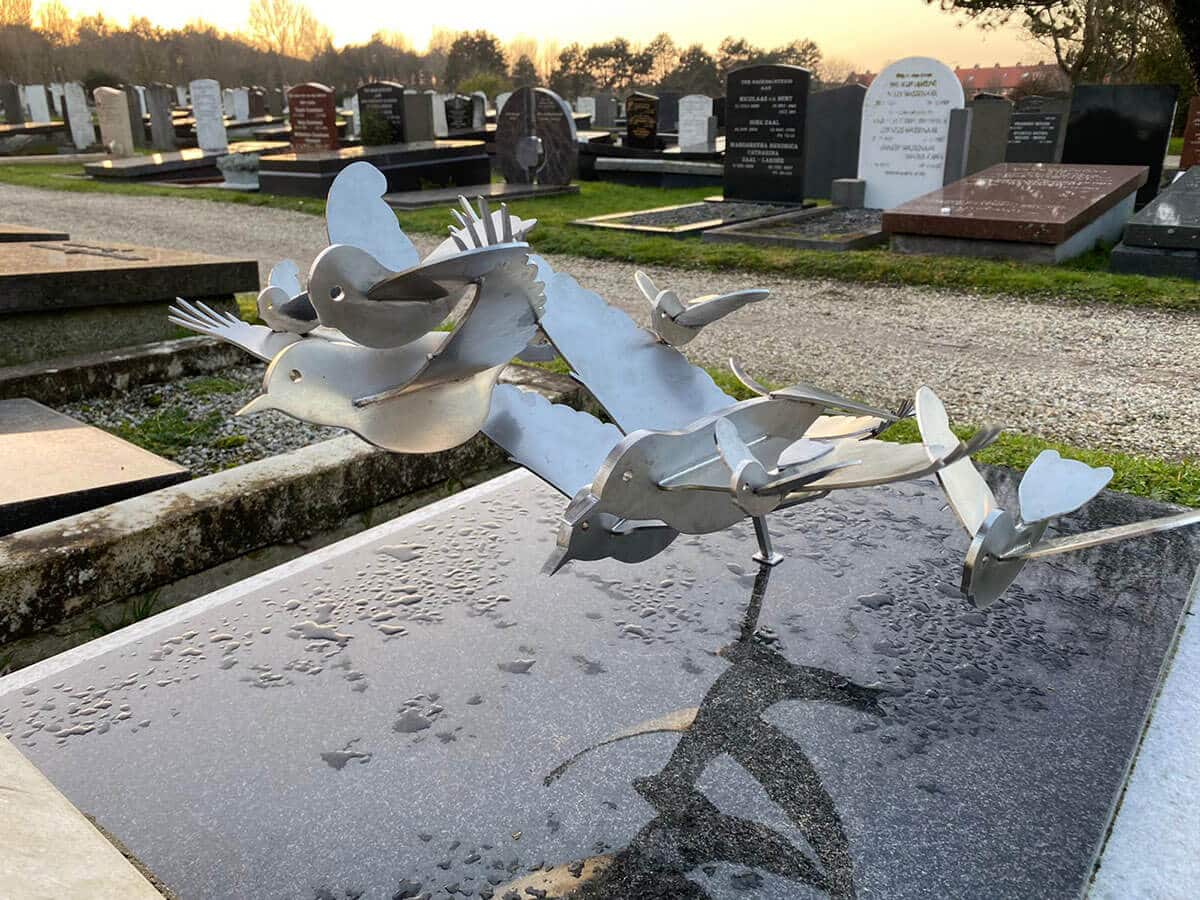 graf met RVS vogels grafkunst