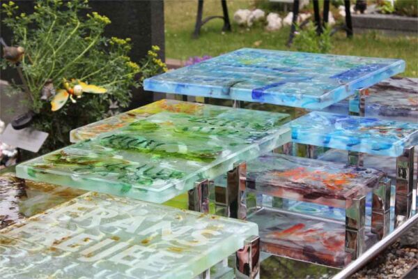 Abstract – glazen Grafmonument met gekleurde blokken glas voor partner