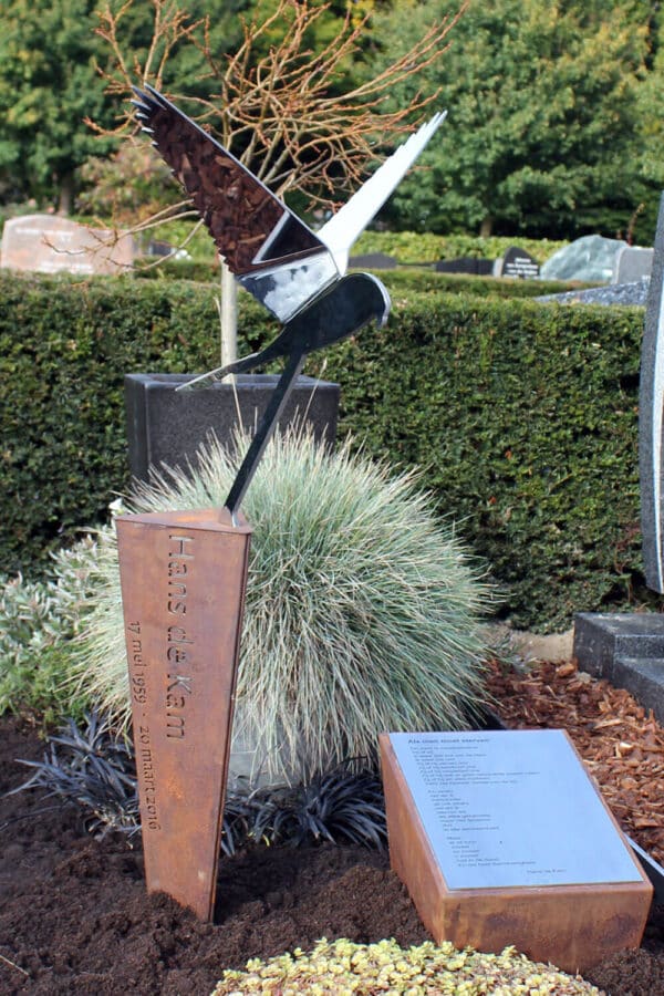 grafmonument met valk op sokkel van cortenstaal