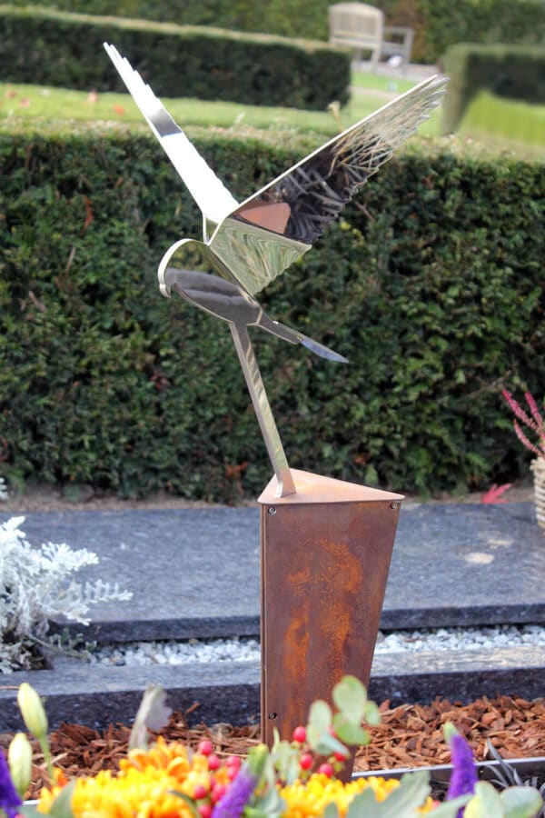 grafmonument met valk van rvs