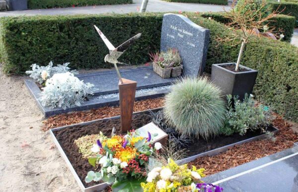 Modern grafmonument-met-vogel-valk en beplanting voor echtgenoot/partner