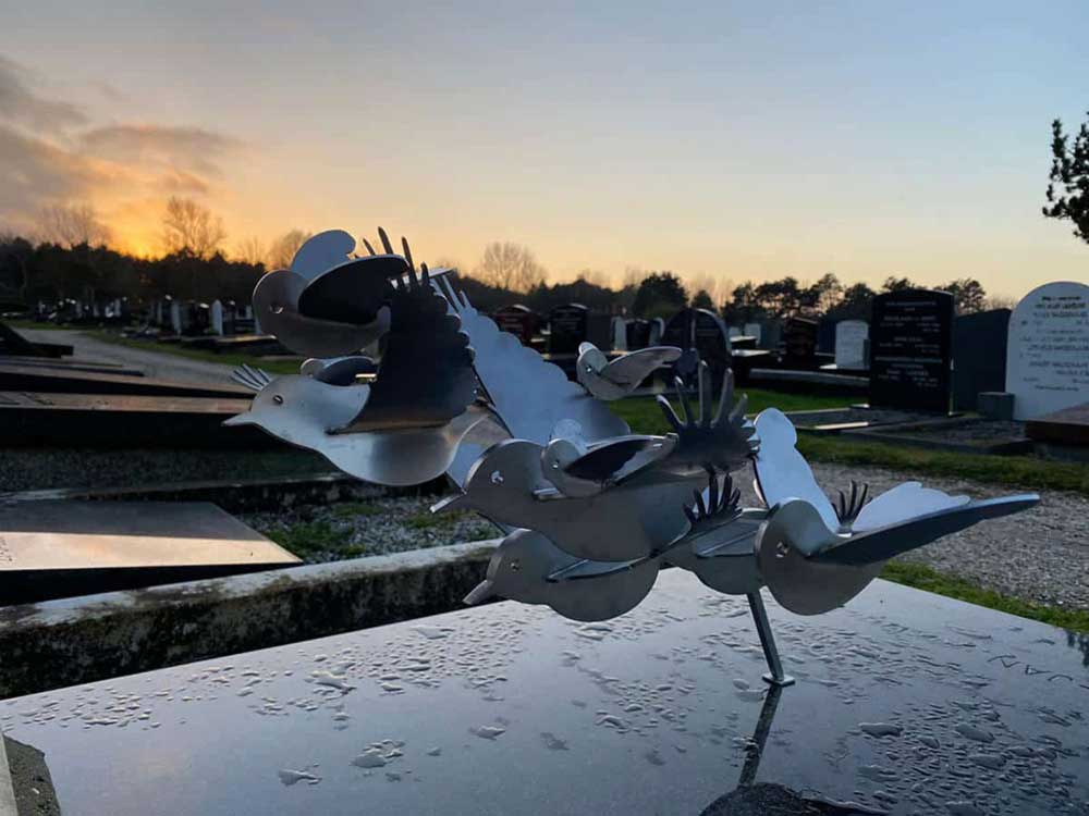 grafkunst RVS vogels op grafmonument