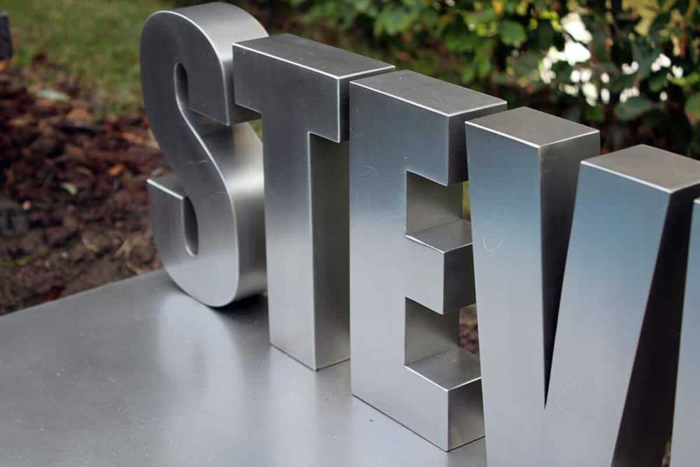 detail RVS letters op graf