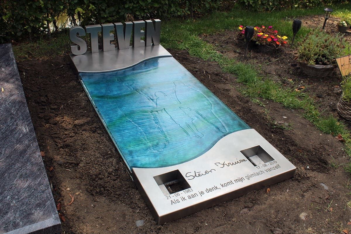 grafzerk van glas en RVS