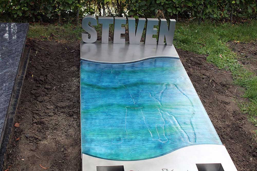 Grafkunst monument met glas en RVS