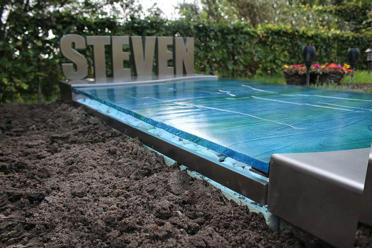 grafkunst monument RVS en glas