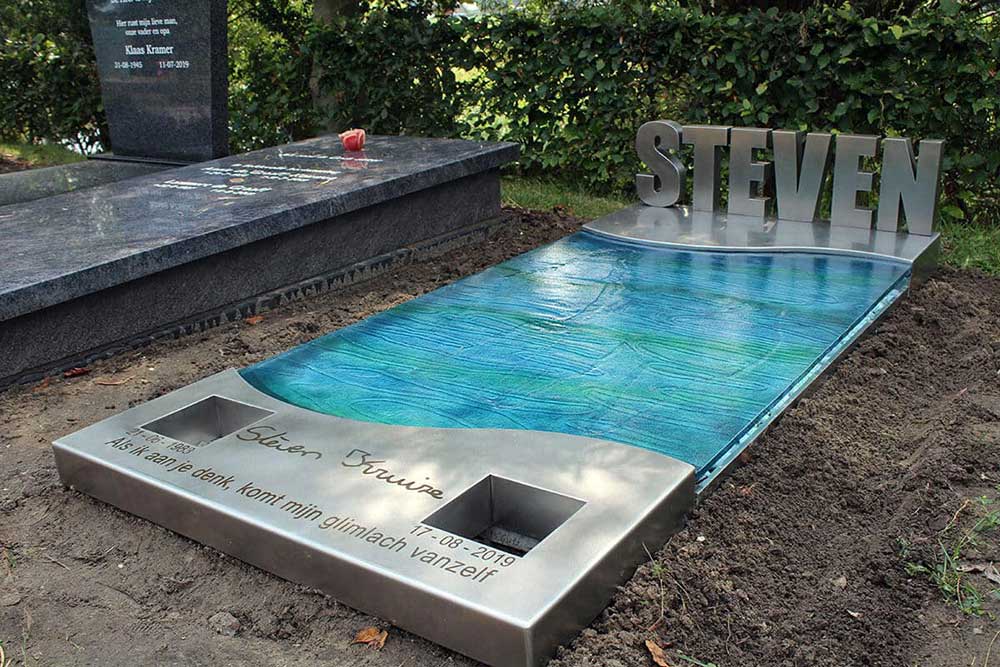 grafkunst monument met blauw glas