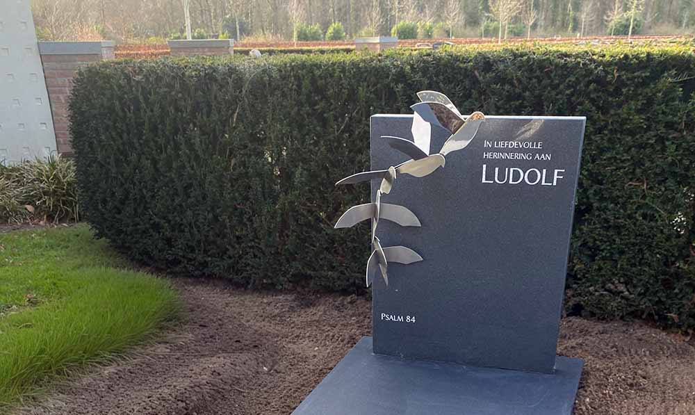 grafmonument met vlucht vogels van RVS op zwart graniet graf in Putten