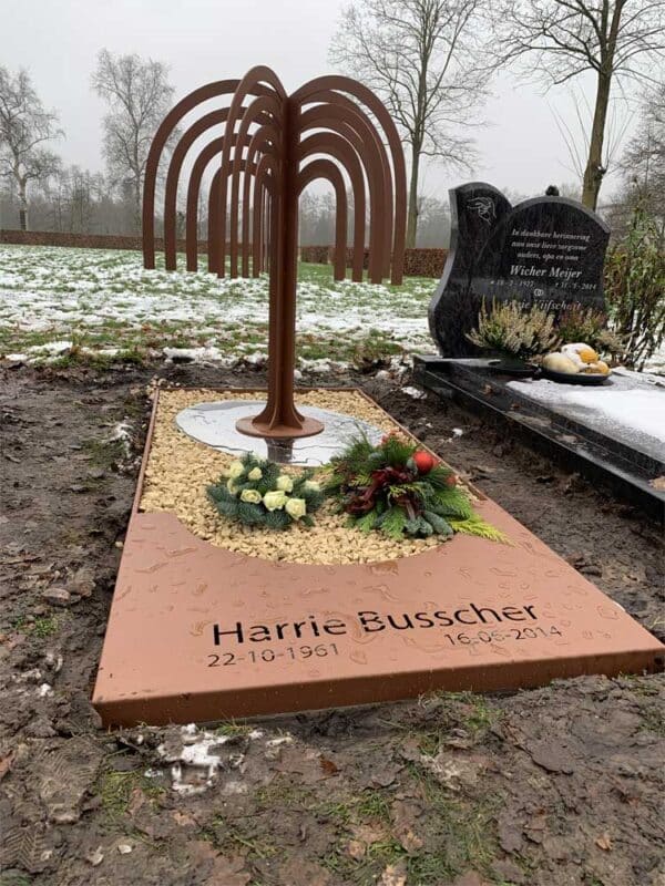 grafmonument van cortenstaal treurwilg boom