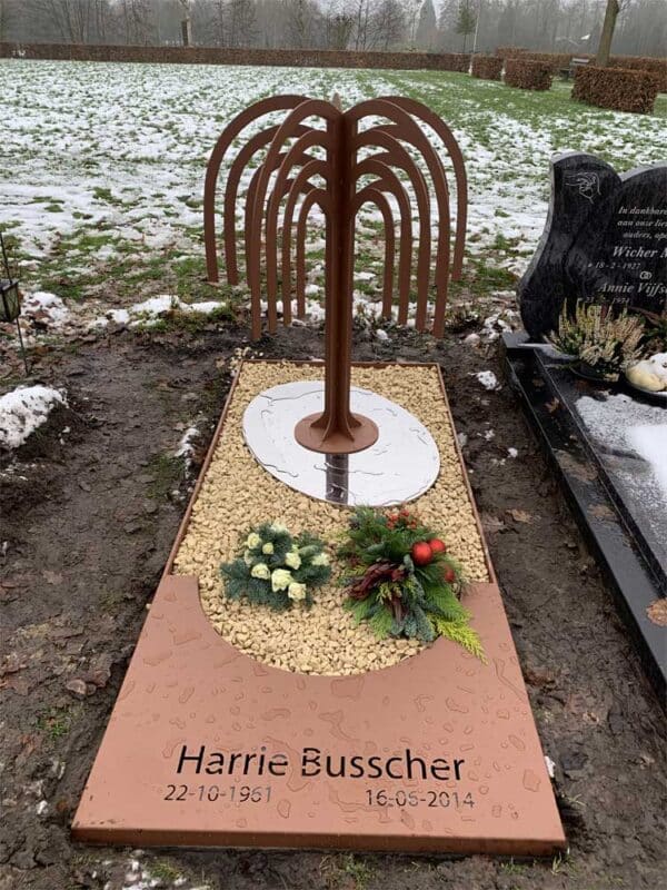grafmonument van cortenstaal treurwilg boom met kerststuk