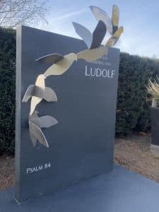 Video van grafmonument met RVS vogels op begraafplaats in Putten