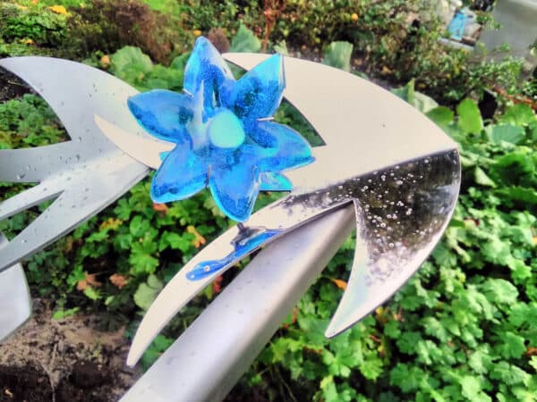 grafsteen baby met blauwe bloem van glas