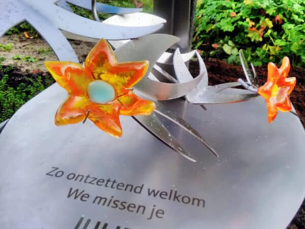 grafsteen-baby-met-bloemen-RVS-glas