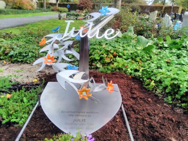 grafsteen-baby-met-vogels-bloemen-RVS-glas