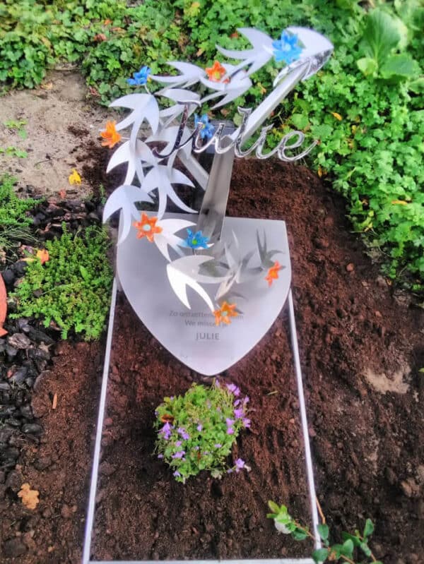 grafsteen-baby-met-vogels-en-bloemen-RVS-glas