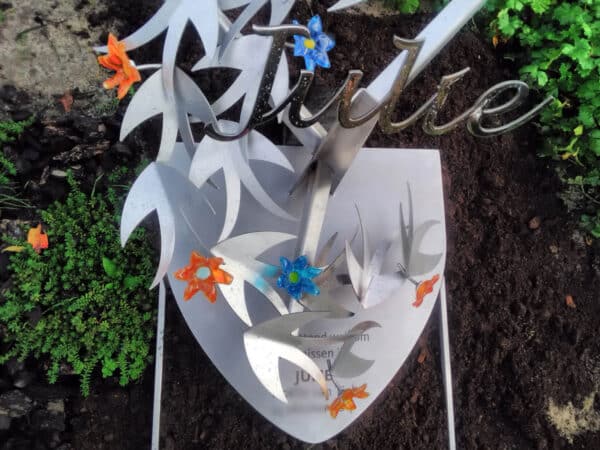 grafsteen baby met vogels en glazen bloemen