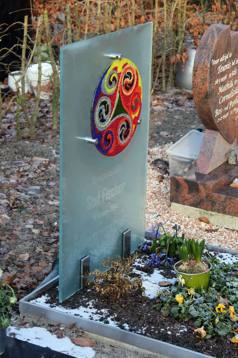 moderne glazen grafsteen met veel kleur