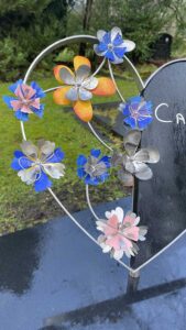grafsteen met hart en kleurrijke bloemen van rvs