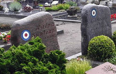 grafstenen met embleem