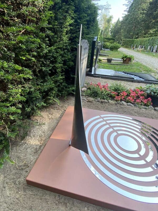 grafzerk cortenstaal met rvs van opzij