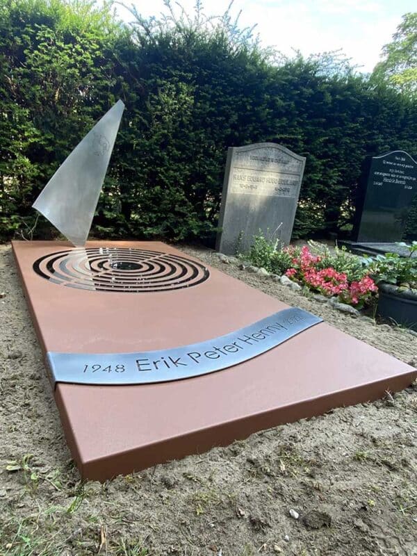 grafzerk cortenstaal met rvs zeil