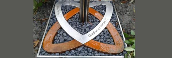 Modern en artistiek grafmonument met RVS en geroest staal voor partner