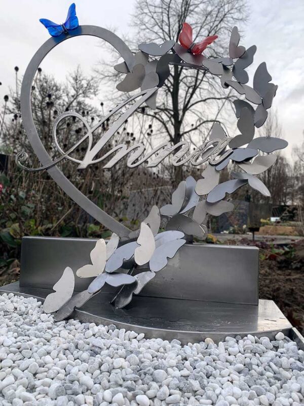 helder en licht grafmonument meisje